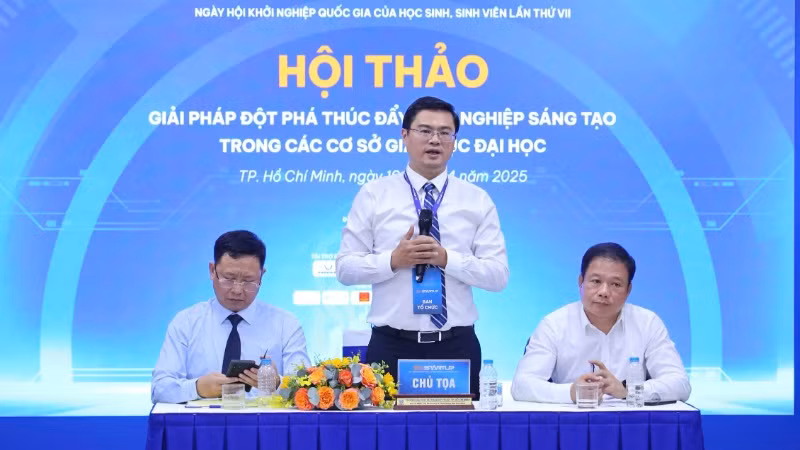 Các đồng chí chủ trì hội thảo.