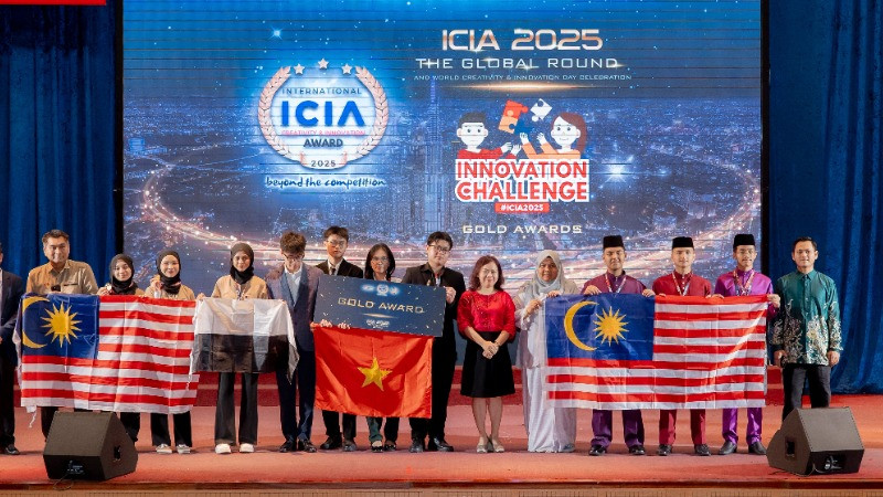 Các đội nhận Giải thưởng Innovation Challenge. Các đội nhận Giải thưởng Innovation Challenge.