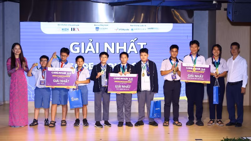 Bà Nguyễn Thị Huyền Trang, Tổng Giám đốc KDI Education (ngoài cùng bên trái) trao giải cho các đội thi xuất sắc nhất của khu vực phía nam.