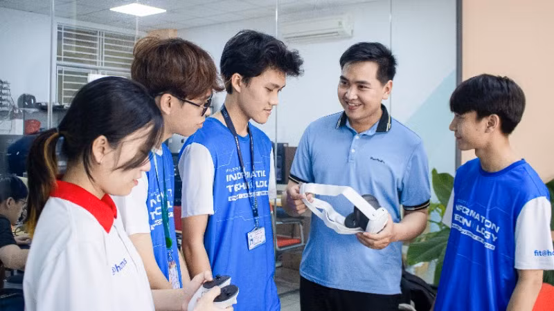 Sinh viên Đại học Quốc gia Thành phố Hồ Chí Minh tham gia hoạt động khoa học, công nghệ.