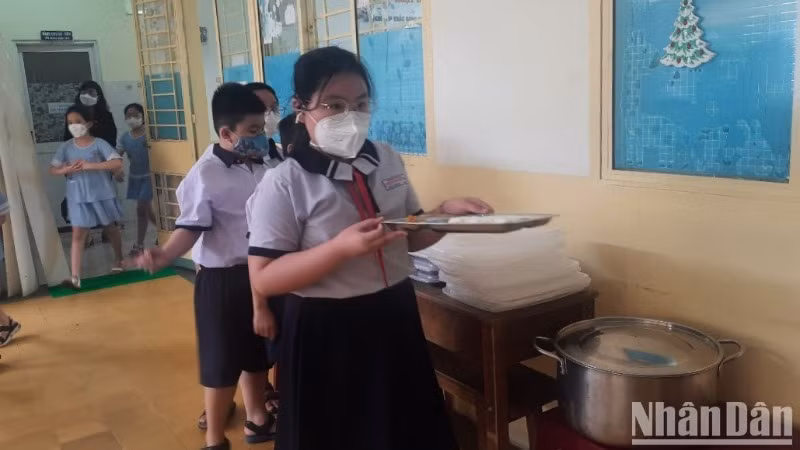 Giờ ăn trưa của học sinh Trường tiểu học Phan Đình Phùng, quận 3, Thành phố Hồ Chí Minh.