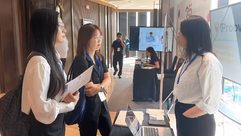 Đại biểu tham quan các gian hàng trưng bày tại Tuần lễ công nghệ Anh tại Đông Nam Á.