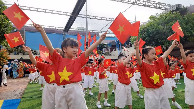 Các cháu học mầm non đồng diễn văn nghệ tại ngày hội.