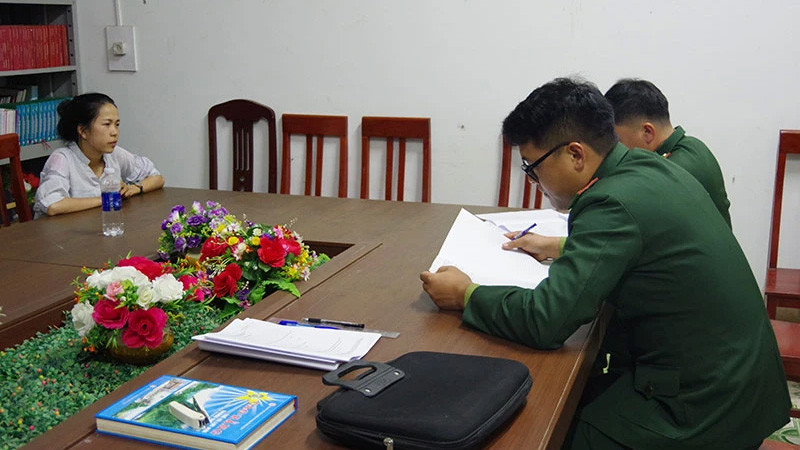 Đồn Biên phòng Cần Yên, Bộ Chỉ huy Bộ đội Biên phòng tỉnh Cao Bằng lấy lời khai đối tượng mua bán người. (Ảnh: MINH TUẤN)