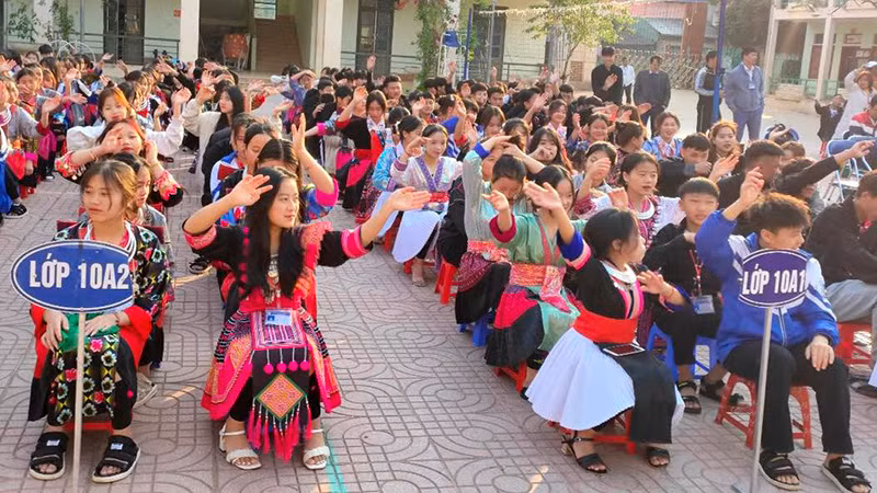 Học sinh trường Trường phổ thông dân tộc nội trú trung học phổ thông huyện Tủa Chùa trong giờ sinh hoạt dưới cờ.