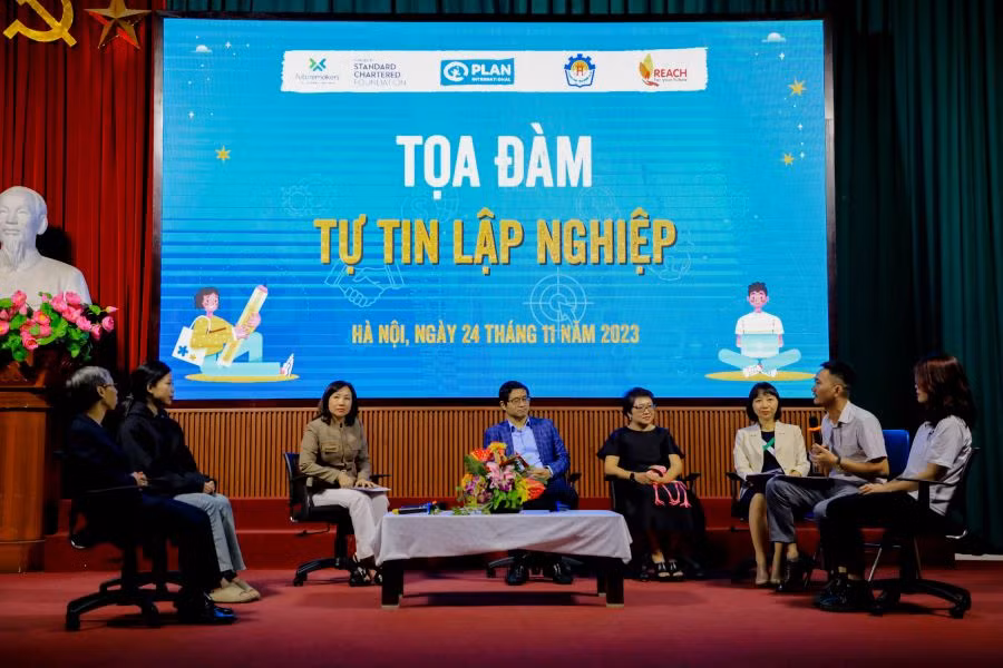 Đại diện nhà trường, các tổ chức tham gia Tọa đàm "Tự tin lập nghiệp". 