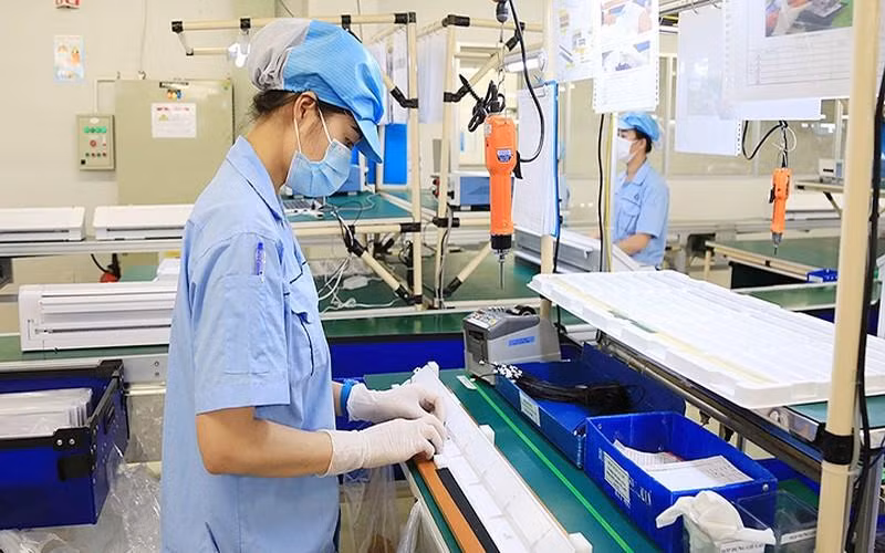 Sản xuất linh kiện điện tử tại Công ty TNHH Rhythm Precision Việt Nam, Khu công nghiệp Nội Bài (Hà Nội). (Ảnh MINH HÀ)