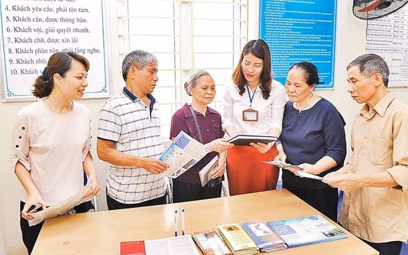 Cán bộ UBND phường Giáp Bát, quận Hoàng Mai (Hà Nội) tiếp xúc, đối thoại, giải quyết các kiến nghị, bức xúc của nhân dân. (Ảnh: ÐĂNG KHOA)