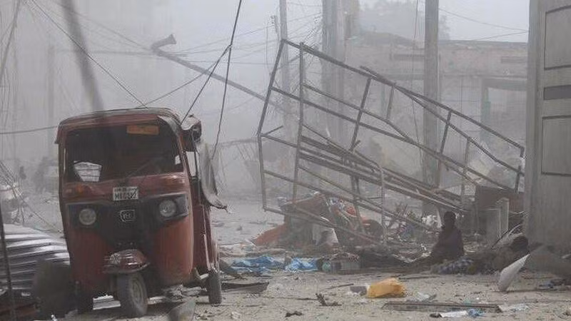 Hiện trường vụ nổ gần tòa nhà Bộ Giáo dục Somalia trên đường K5 ở thủ đô Mogadishu, ngày 29/10/2022. (Ảnh: Reuters)