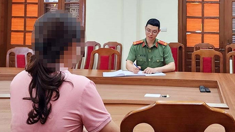 Nạn nhân bị lừa đảo trên không gian mạng trình báo với cơ quan Công an.