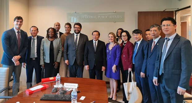 Đồng chí Lại Xuân Môn tại cuộc gặp Trợ lý Ngoại trưởng Hoa Kỳ Bill Russo ở Washington D.C (Ảnh: TTXVN)