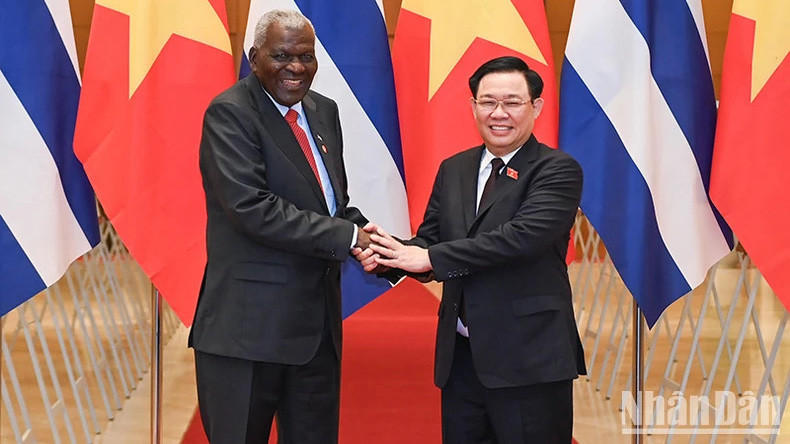 Chủ tịch Quốc hội Vương Đình Huệ và Chủ tịch Quốc hội Cuba Esteban Lazo Hernandez. (Ảnh: DUY LINH)
