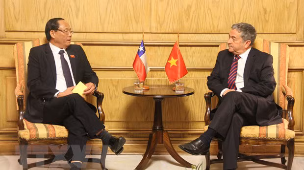 Phó Chủ tịch Quốc hội Trần Quang Phương hội đàm với Chủ tịch Thượng viện Chile Juan Antonio Coloma. (Ảnh: TTXVN)