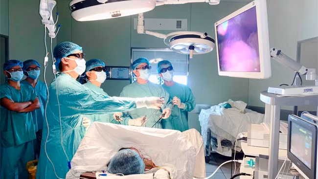 Một ca phẫu thuật tại Bệnh viện Trung ương Huế. (Ảnh: nhandan.vn)