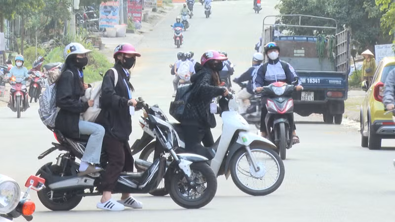Tình trạng học sinh tham gia giao thông không bảo đảm an toàn vẫn còn xảy ra ở nhiều nơi.
