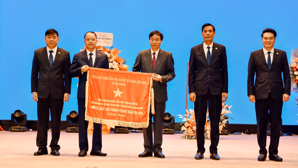 Lãnh đạo tỉnh Lai Châu trao Cờ thi đua của Chính phủ cho tập thể lãnh đạo Công ty Điện lực Lai Châu.