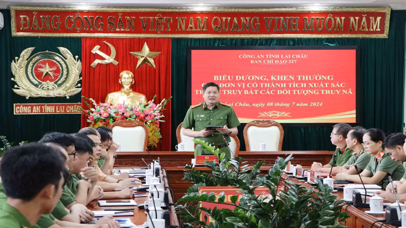 Biểu dương khen thưởng các tập thể, cá nhân có thành tích trong việc truy bắt tội phạm truy nã.