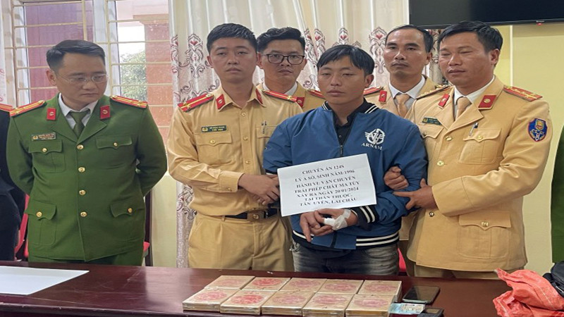 Đối tượng Sở bị bắt cùng tang vật vụ án khi đang trên đường vận chuyển ma túy đi tiêu thụ.