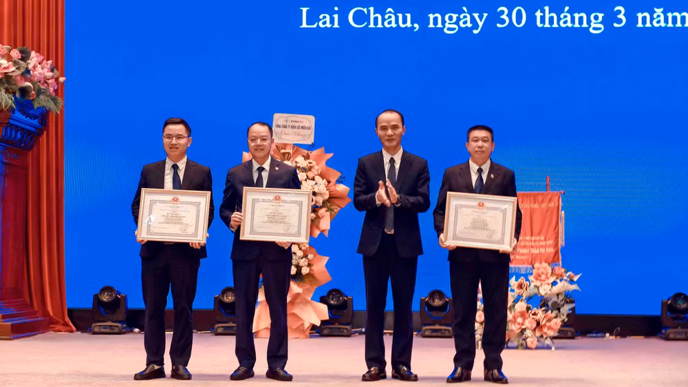 Trao Bằng khen cho đại diện các tập thể có thành tích xuất sắc.