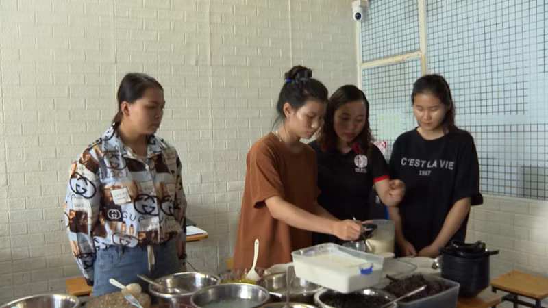 Khởi nghiệp từ quán chè sau khi có được sự hỗ trợ từ chương trình “Bình đẳng giới và nâng cao vị thế cho phụ nữ và trẻ em gái dân tộc thiểu số tại Lai Châu”.