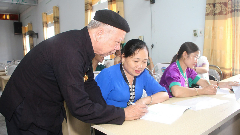 Nghệ nhân Lò Văn Sơi hướng dẫn các học viên lớp truyền dạy chữ thái do ông trực tiếp giảng dạy.
