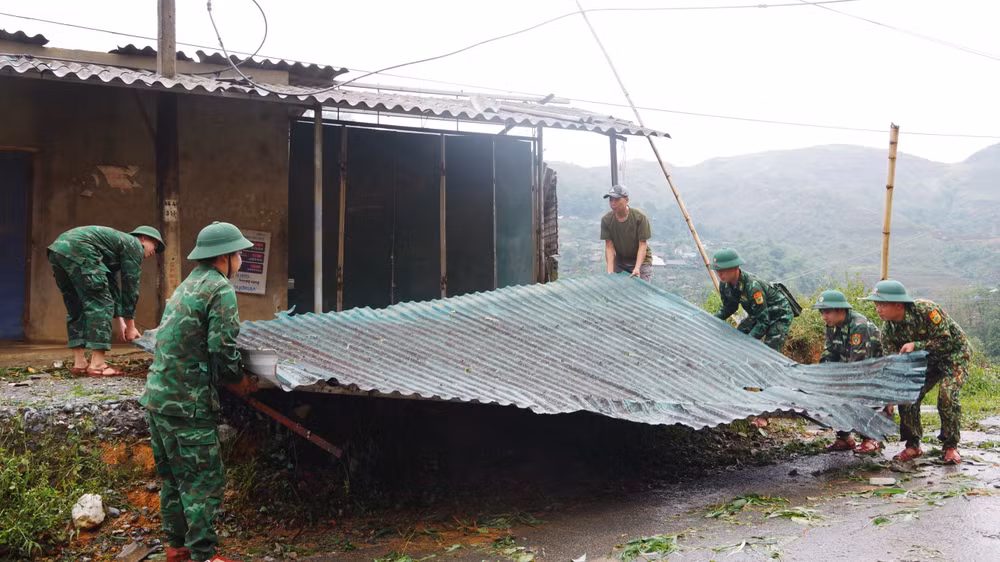 Hỗ trợ người dân bị thiệt hại khắc phục hậu quả mưa dông.