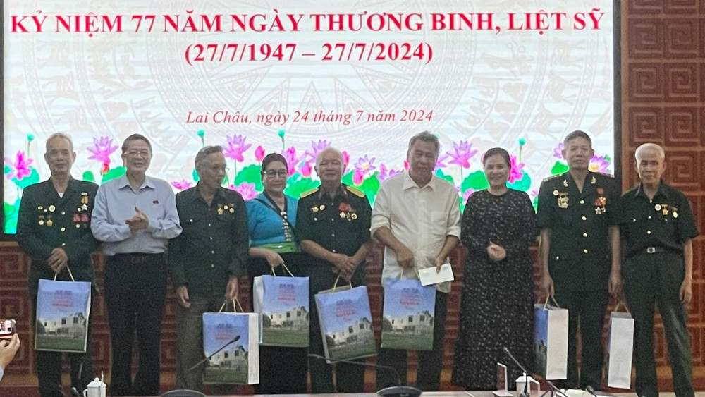 Phó Chủ tịch Quốc hội và lãnh đạo tỉnh Lai Châu tặng quà cho các thương, bệnh binh, người có công và thân nhân gia đình các liệt sĩ.
