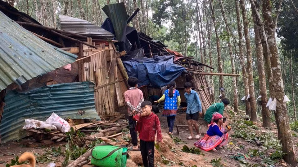 Trong 120 nhà dân bị tốc mái có hơn một nửa có mức độ thiệt hại từ 30 đến 80%.