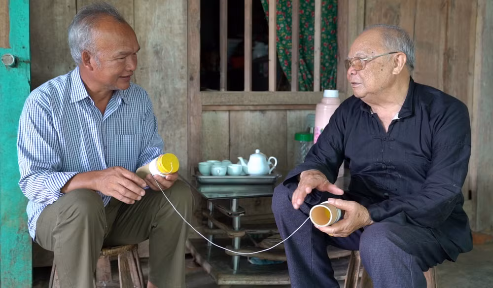 Hằng ngày ông Chiến (áo đen bên phải) vẫn về bản của người Pú Nả để tìm tư liệu, nghiên cứu văn hóa.