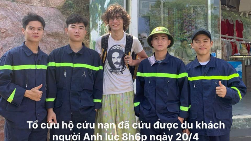 Tổ cứu hộ tìm được du khách Thomas sau một đêm tìm kiếm.