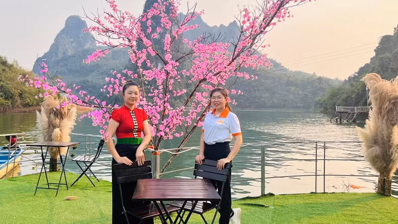 Nhiều hoạt động trải nghiệm và check-in cho du khách khi ghé thăm vịnh Pá Khôm.