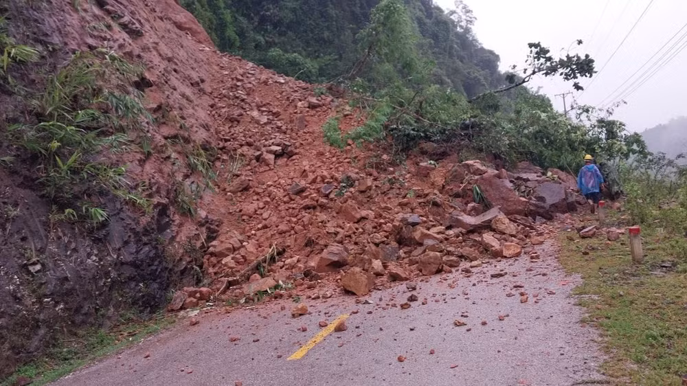 Một điểm sạt lở trên Quốc lộ 4H xảy ra sáng 31/7 gây ách tắc giao thông.