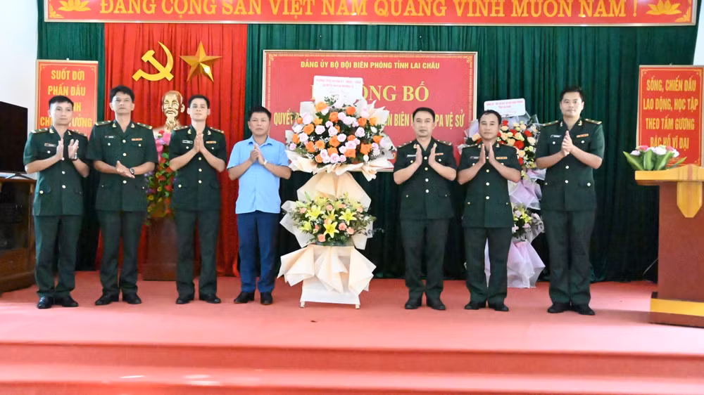 Lãnh đạo địa phương tặng hoa chúc mừng tập thể lãnh đạo Đảng ủy Đồn biên phòng Pa Vệ Sử.