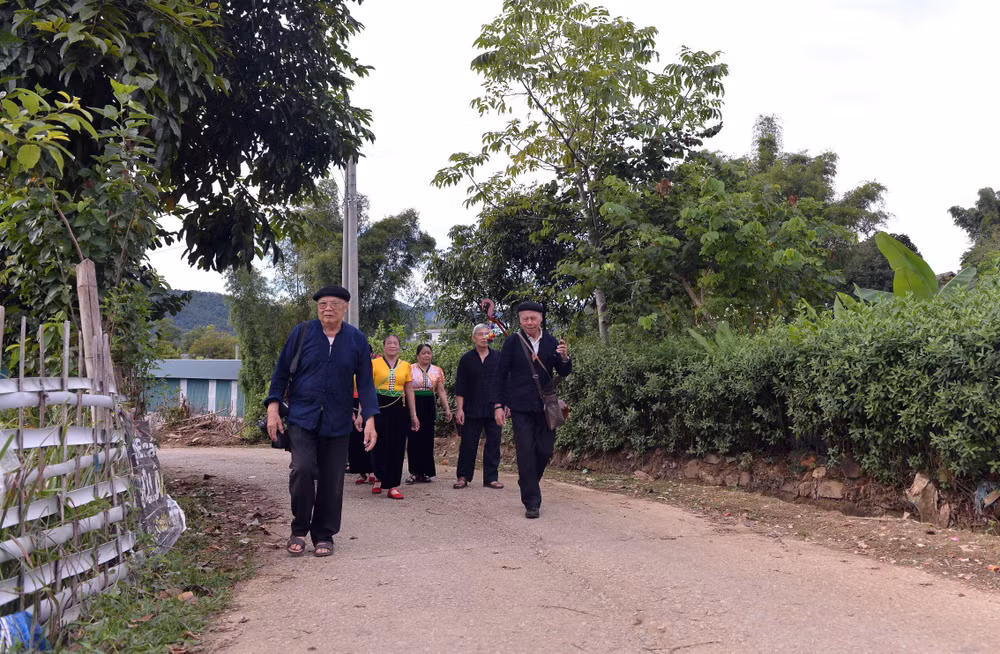 Dù tuổi đã cao, nhưng ở địa phương có bất kỳ sự kiện văn hóa nào, ông cũng đến và ghi chép một cách bài bản làm tư liệu nghiên cứu.