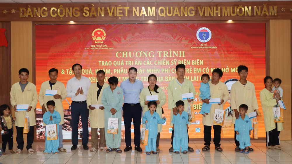 Trao hỗ trợ cho gia đình các cháu được phẫu thuật trong dịp này.