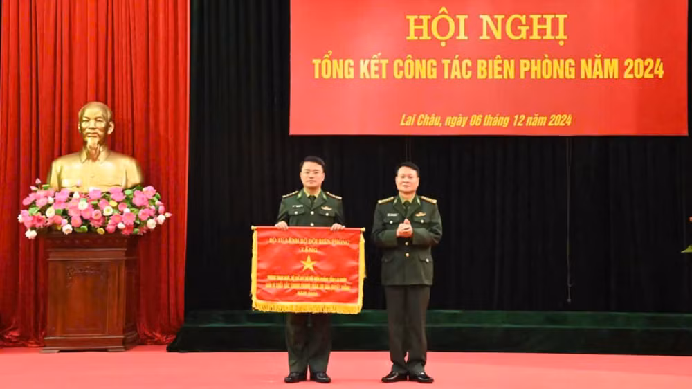 Bộ Tư lệnh Bộ đội Biên phòng tặng Cờ thi đua và danh hiệu Đơn vị Quyết thắng cho tập thể tiêu biểu.