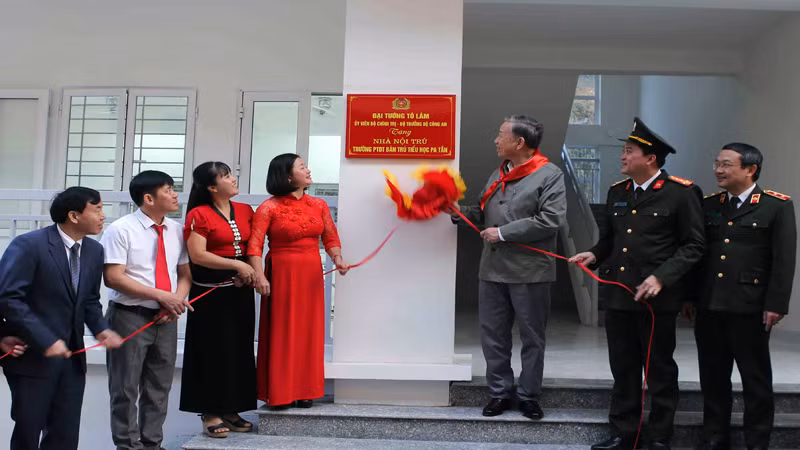 Bộ trưởng, Đại tướng Tô Lâm tháo băng gắn biển khánh thành nhà ở bán trú cho học sinh Trường Phổ thông dân tộc bán trú Tiểu học Pa Tần.