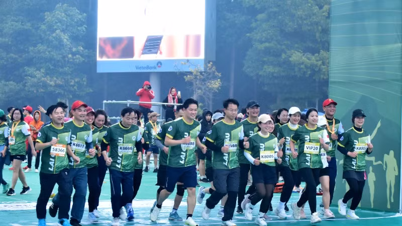 Lãnh đạo tỉnh Lai Châu, đông đảo cán bộ, công nhân viên chức, và nhân dân tham gia chạy đồng hành.