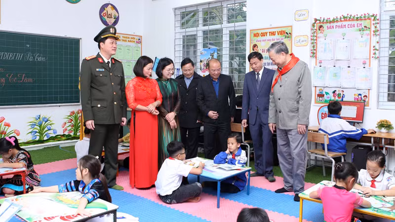 Bộ trưởng, Đại tướng Tô Lâm thăm không gian học tập của học sinh Trường Phổ thông dân tộc bán trú Tiểu học Pa Tần.