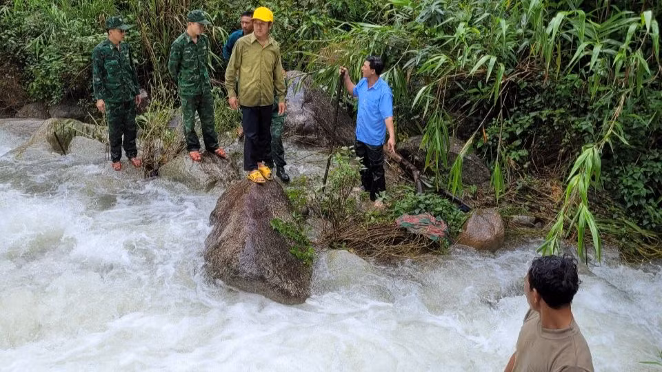 Lực lượng cứu hộ địa phương tìm kiếm nạn nhân mất tích.