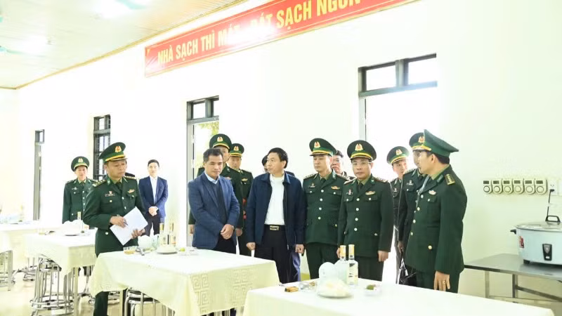 Đoàn kiểm tra công tác chuẩn bị bảo đảm cho bữa cơm tất niên.