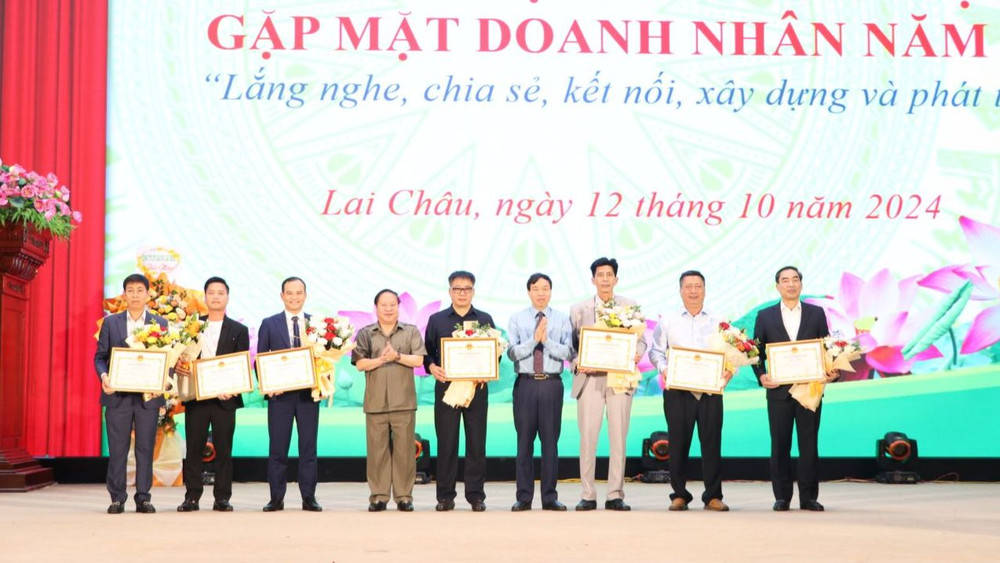 Lãnh đạo tỉnh Lai Châu tặng Bằng khen cho các doanh nghiệp, doanh nhân có nhiều đóng góp cho sự phát triển của Lai Châu.