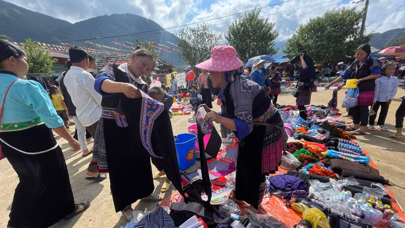 Chợ phiên Nậm Pắt, xã Tà Mung đậm bản sắc văn hóa và là điểm đến lý tưởng cho du khách.