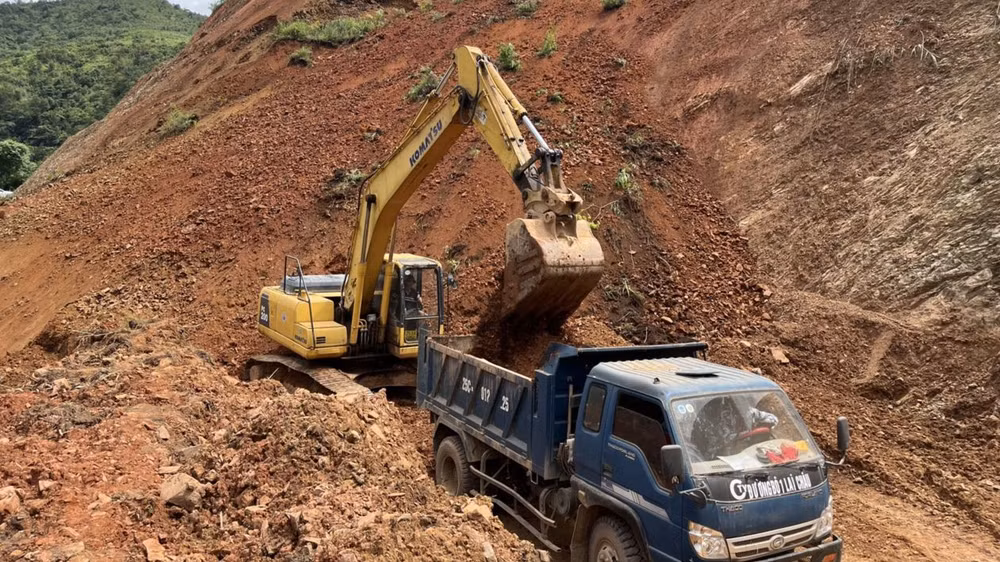 Đơn vị bảo đảm giao thông khẩn trương khắc phục để thông đường.