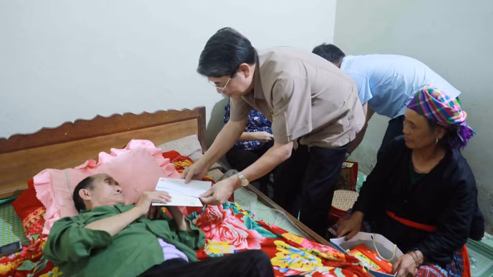 Phó Chủ tịch Quốc hội thăm, tặng quà gia đình người có công huyện Tam Đường.