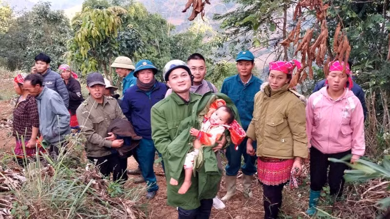 Cứu bé gái bị lạc trong rừng Lai Châu sau 10 giờ tìm kiếm ảnh 2