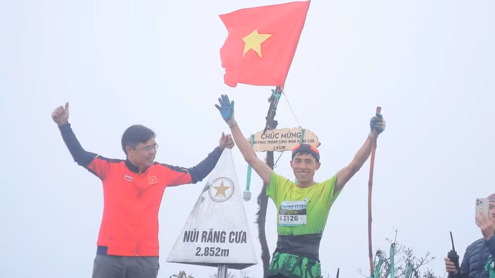 Vận động viên top 1 nhóm nam đặt chân chinh phục đỉnh Răng Cưa. Vận động viên top 1 nhóm nam đặt chân chinh phục đỉnh Răng Cưa.