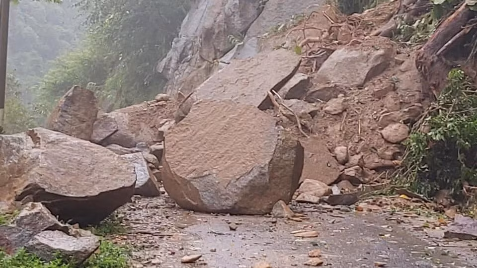 Sạt lở trên tuyến đường đến các xã biên giới huyện Phong Thổ