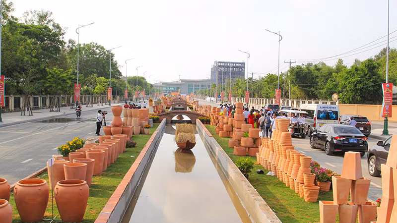 Một đoạn đường gốm đỏ và hoa.