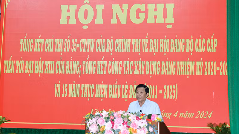 Bí thư Tỉnh ủy Vĩnh Long Bùi Văn Nghiêm phát biểu tại hội nghị.